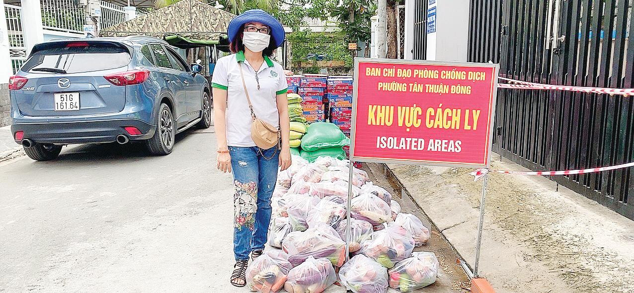 Chị Mỹ Uyên chọn ở lại thành phố để hỗ trợ, đồng hành cùng người dân vượt dịch