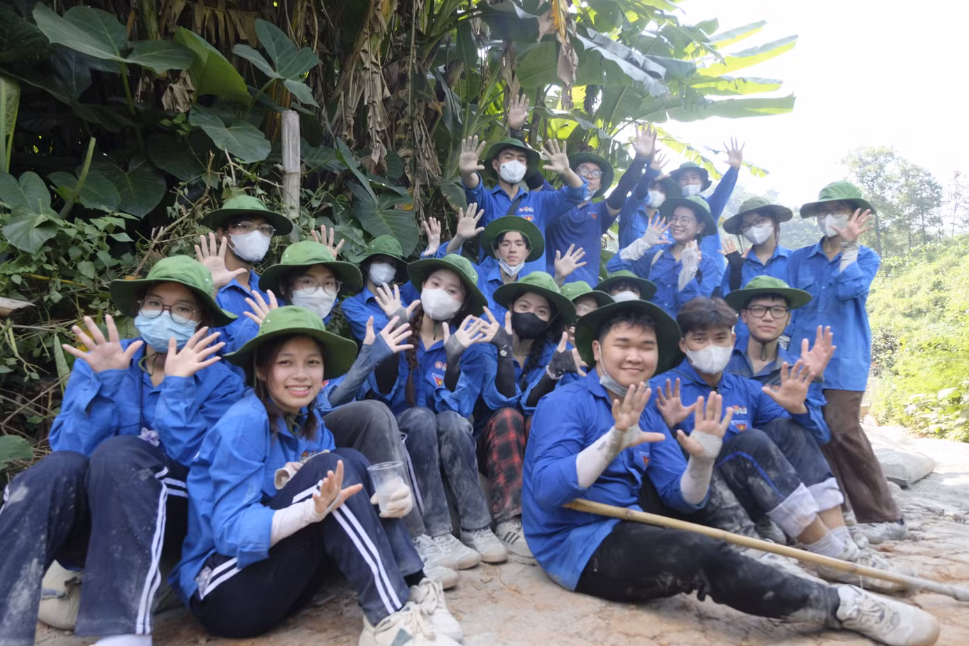 Nhóm sinh viên Ngoại thương tranh thủ nghỉ giải lao khi làm đường bê tông tại thôn Nà Múc (xã Tân Thành, huyện Cao Lộc, tỉnh Lạng Sơn). Ảnh: Châu Linh