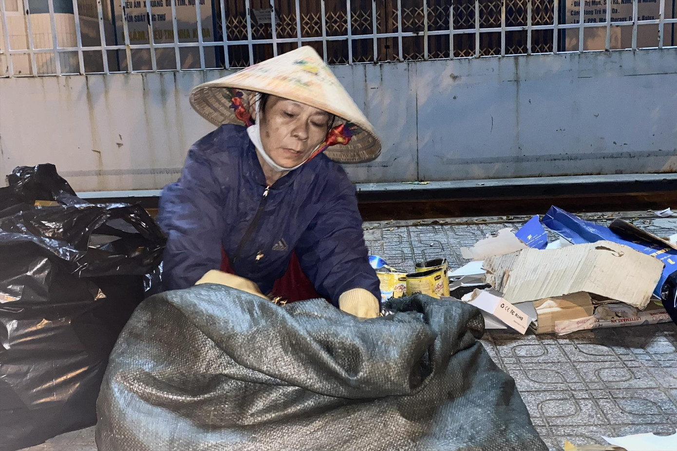 Nửa đêm bà Vân mới đi nhặt ve chai, phế liệu vì ban ngày “không thể cạnh tranh với người khác”. Ảnh Minh Hiền