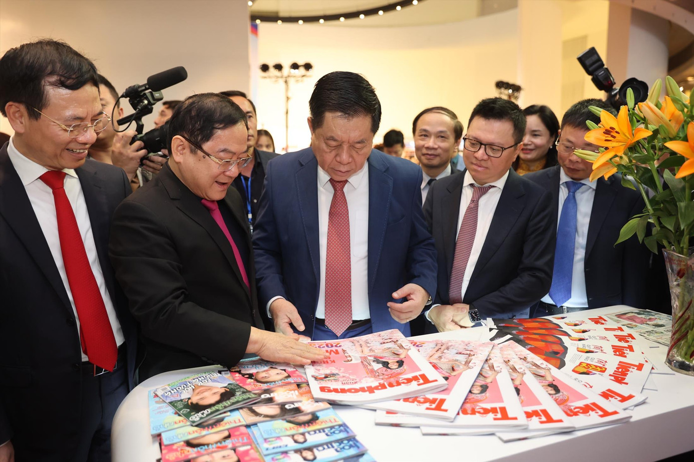 Bí thư T.Ư Đảng, Trưởng Ban Tuyên giáo T.Ư Nguyễn Trọng Nghĩa và các đại biểu thăm gian trưng bày báo Tiền Phong Ảnh: NHƯ Ý.