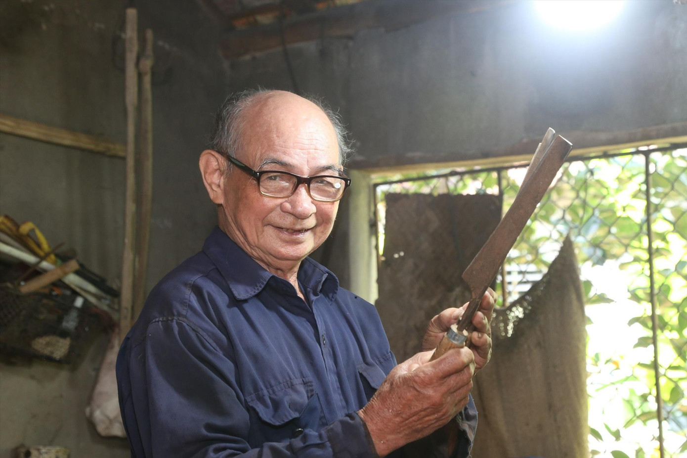 Ông Lương (trên) và cụ Thức khoe các sản phẩm của mình