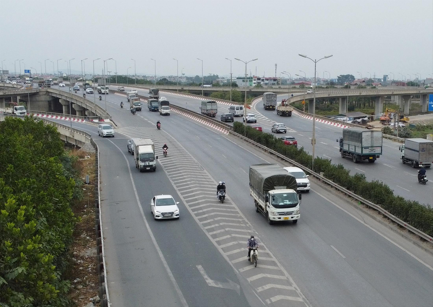 Tại đường dẫn cầu Thanh Trì, từ QL1 và QL5 lên cầu, xe máy đi kiểu gì cũng phải đè đi lên vạch xương cá... Ảnh: Trọng Đảng