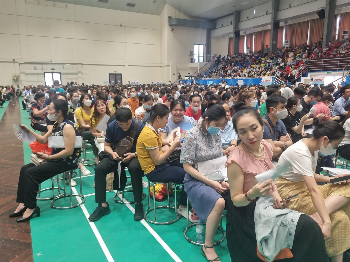 Người dân xếp hàng, chờ đợi bốc thăm may rủi NƠXH Trung Văn (Nam Từ Liêm, Hà Nội). Ảnh: Ngọc Mai Người dân xếp hàng, chờ đợi bốc thăm may rủi NƠXH Trung Văn (Nam Từ Liêm, Hà Nội). Ảnh: Ngọc Mai