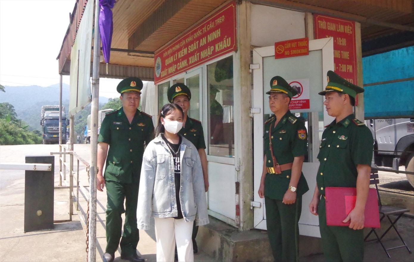 Một nạn nhân được giải cứu trở về Việt Nam. Một nạn nhân được giải cứu trở về Việt Nam.