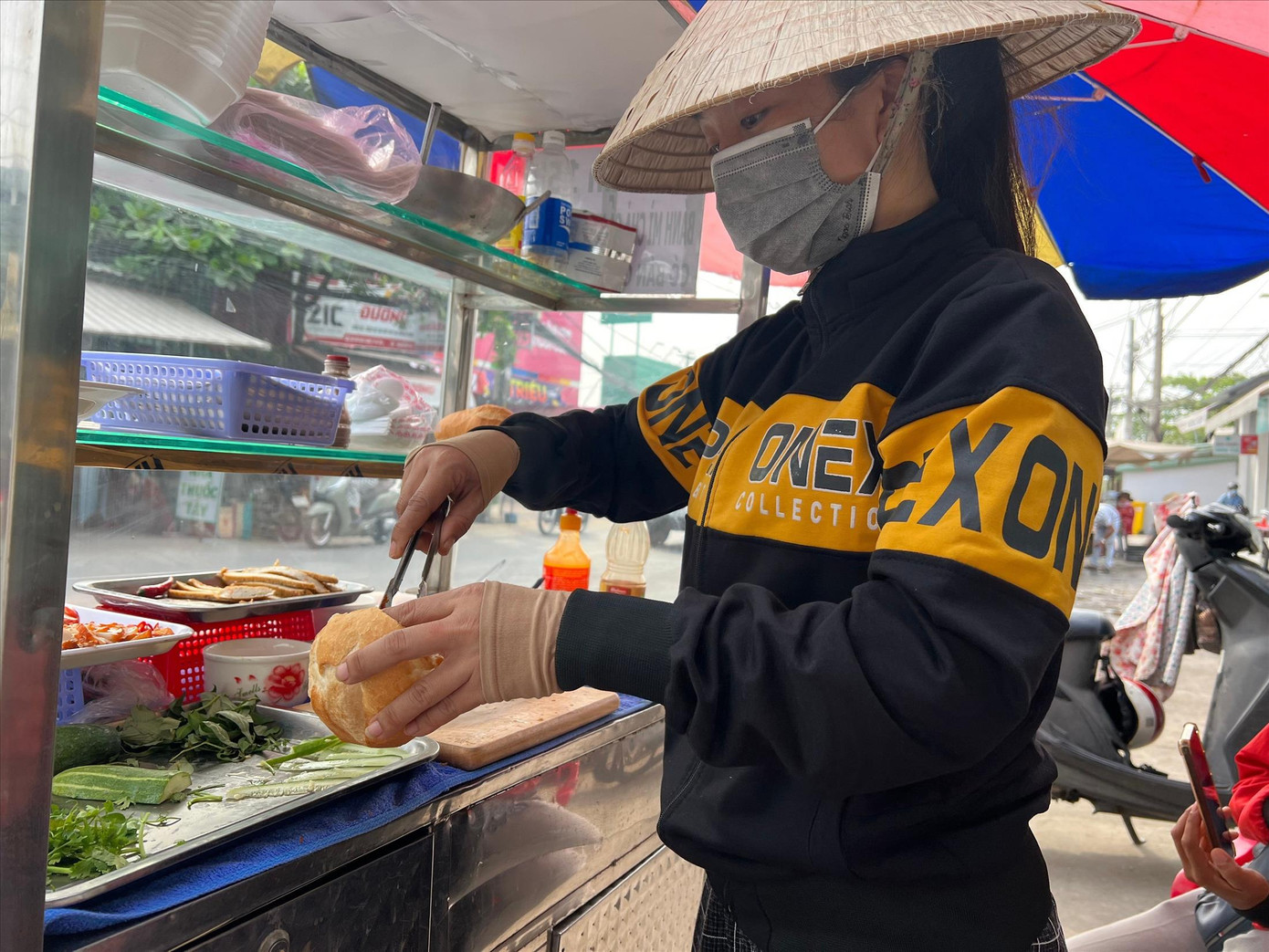 Không tìm được việc làm, chị Hương Giang ra chợ bán bánh mì mưu sinh ảnh: U.P