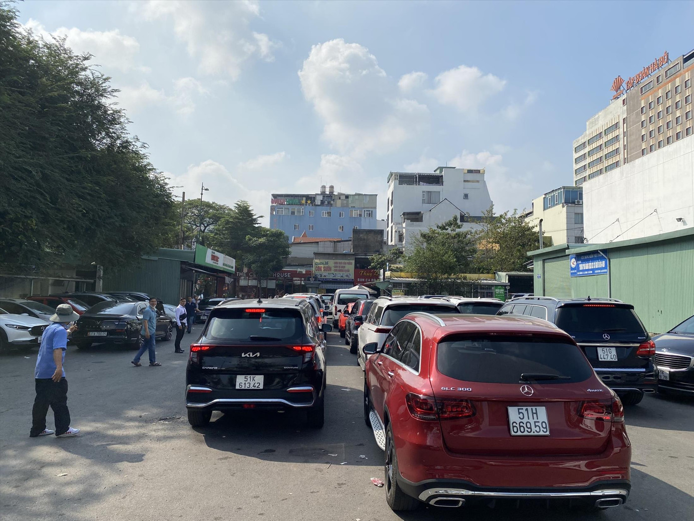 Các phương tiện xếp hàng chờ đăng kiểm ở Trung tâm đăng kiểm 50-05V chi nhánh quận Tân Bình (TPHCM). Ảnh: H.H