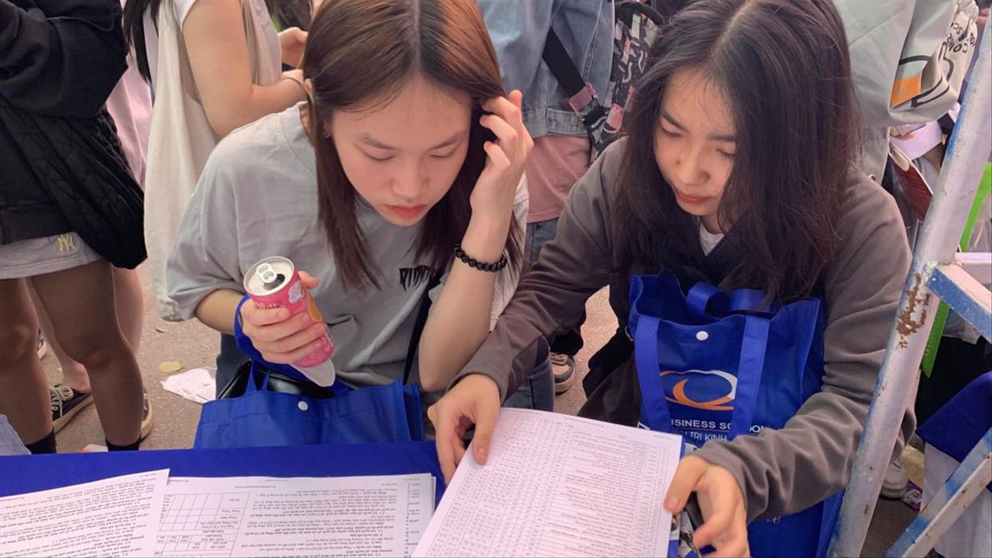 Thí sinh tìm hiểu thông tin tuyển sinh của các trường ĐH năm 2023. Ảnh: Nghiêm Huê.