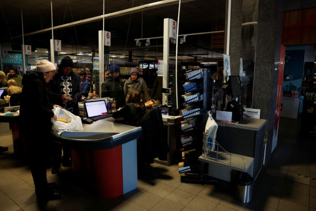 Nhiều thành phố của Ukraine đang bị mất điện vì hạ tầng năng lượng bị phá hủy Ảnh: Reuters