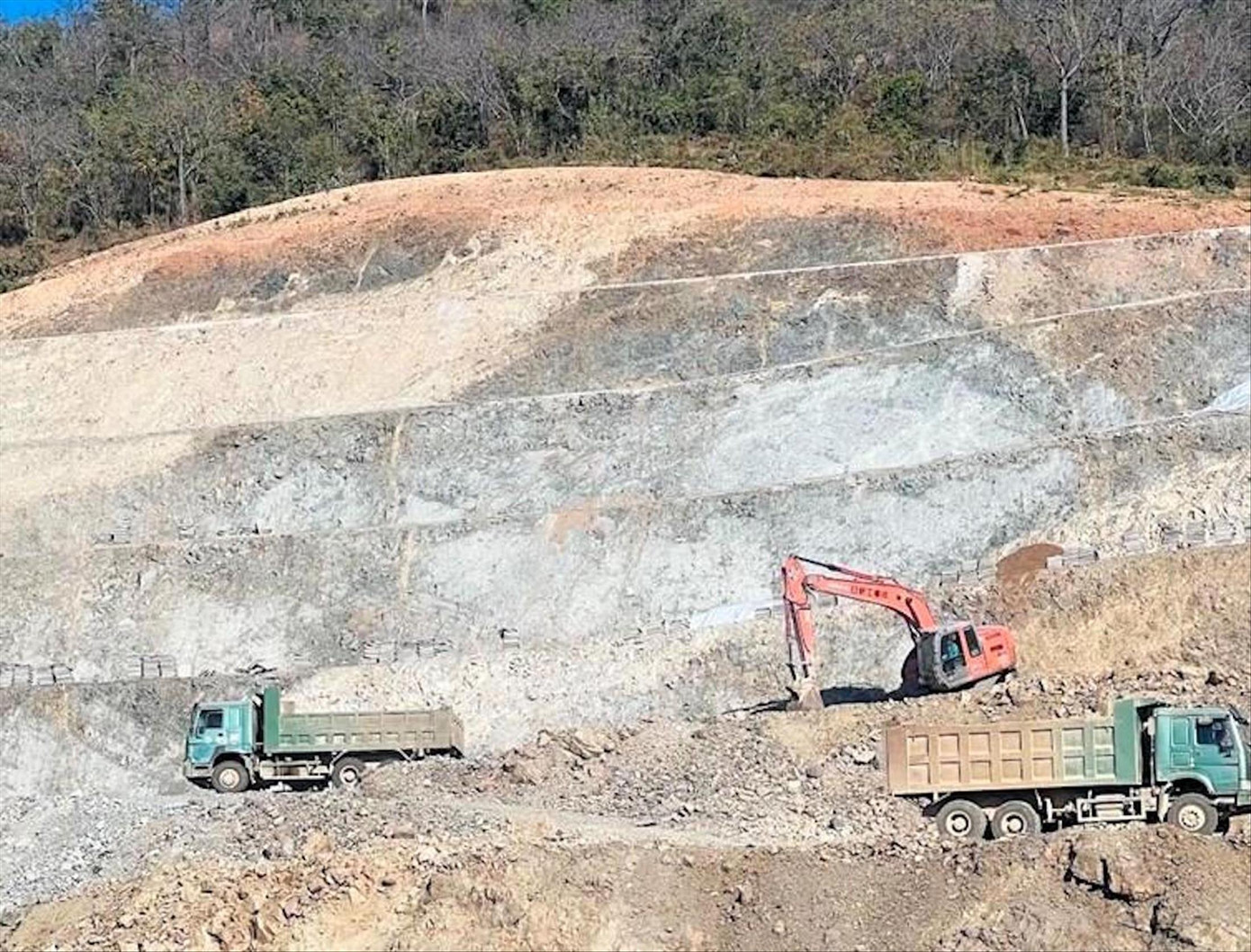 Việc chậm cấp phép để khai thác đất đắp nền đang bị các nhà thầu và chính quyền địa phương đổ lỗi lẫn nhau Việc chậm cấp phép để khai thác đất đắp nền đang bị các nhà thầu và chính quyền địa phương đổ lỗi lẫn nhau