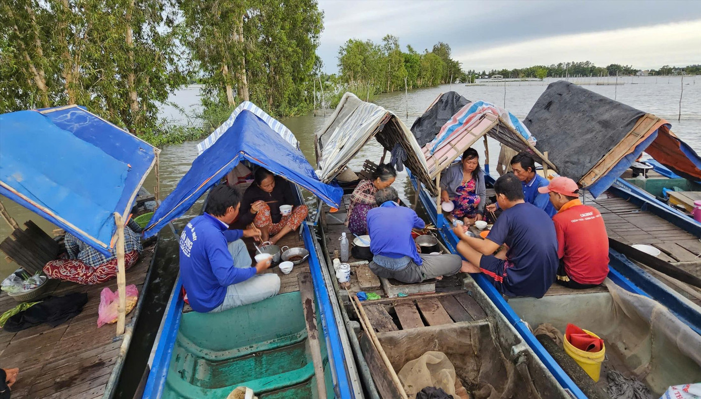 Ông Chát cùng nhóm ăn cơm sáng. ẢNH: HÒA HỘI