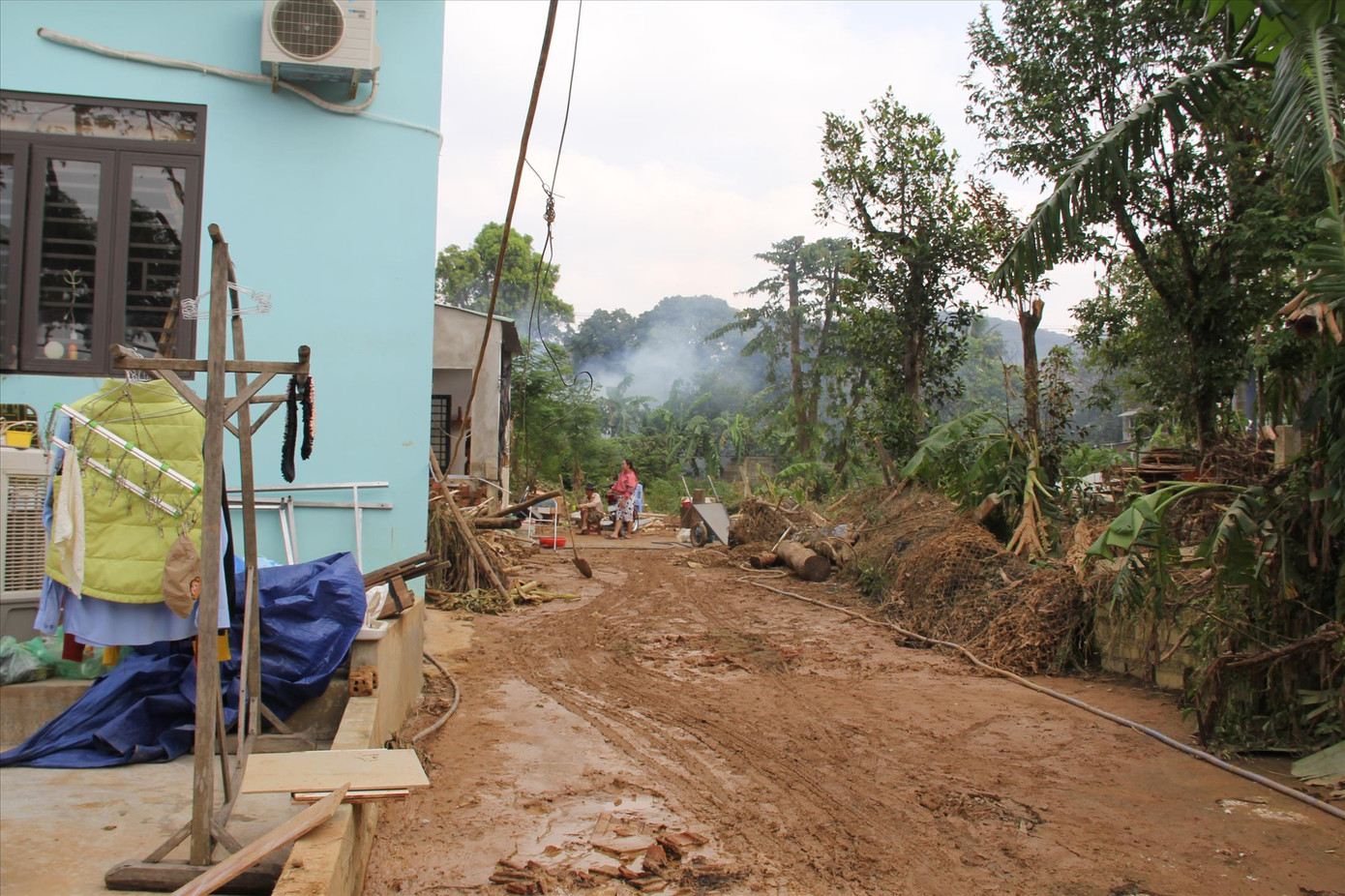 Khu dân cư thôn Thạch Nham Đông (xã Hòa Nhơn) vẫn ngổn ngang sau trận lũ dữ Ảnh: Giang Thanh Khu dân cư thôn Thạch Nham Đông (xã Hòa Nhơn) vẫn ngổn ngang sau trận lũ dữ Ảnh: Giang Thanh