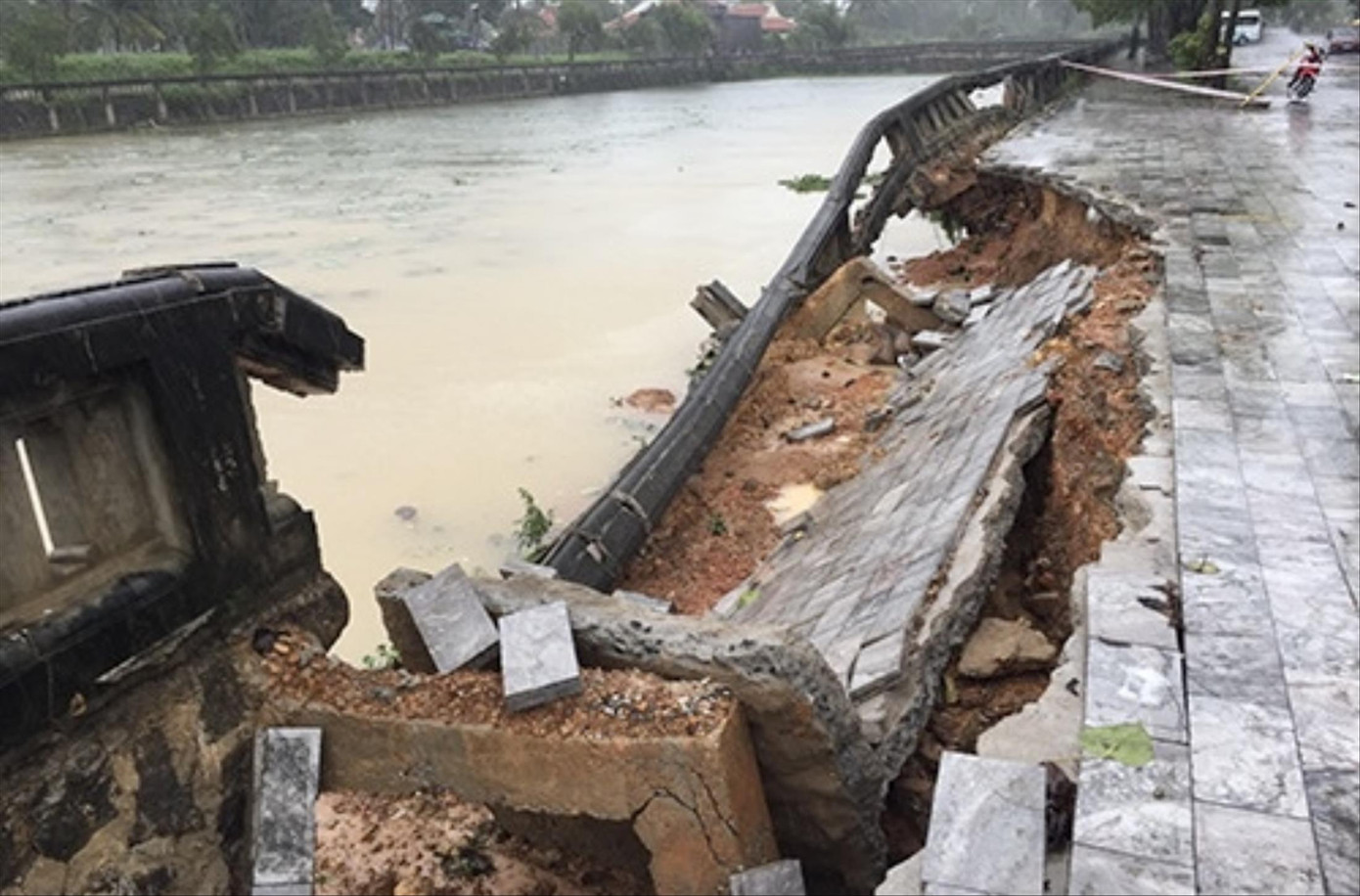 Bờ kè Di tích quốc gia đặc biệt Thành Cổ Quảng Trị bị sạt lở nghiêm trọng