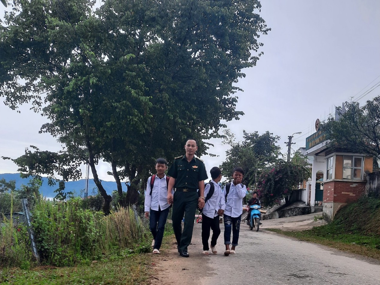 Cán bộ Đồn Biên phòng Thu Lũm dẫn các “con” tới trường Cán bộ Đồn Biên phòng Thu Lũm dẫn các “con” tới trường