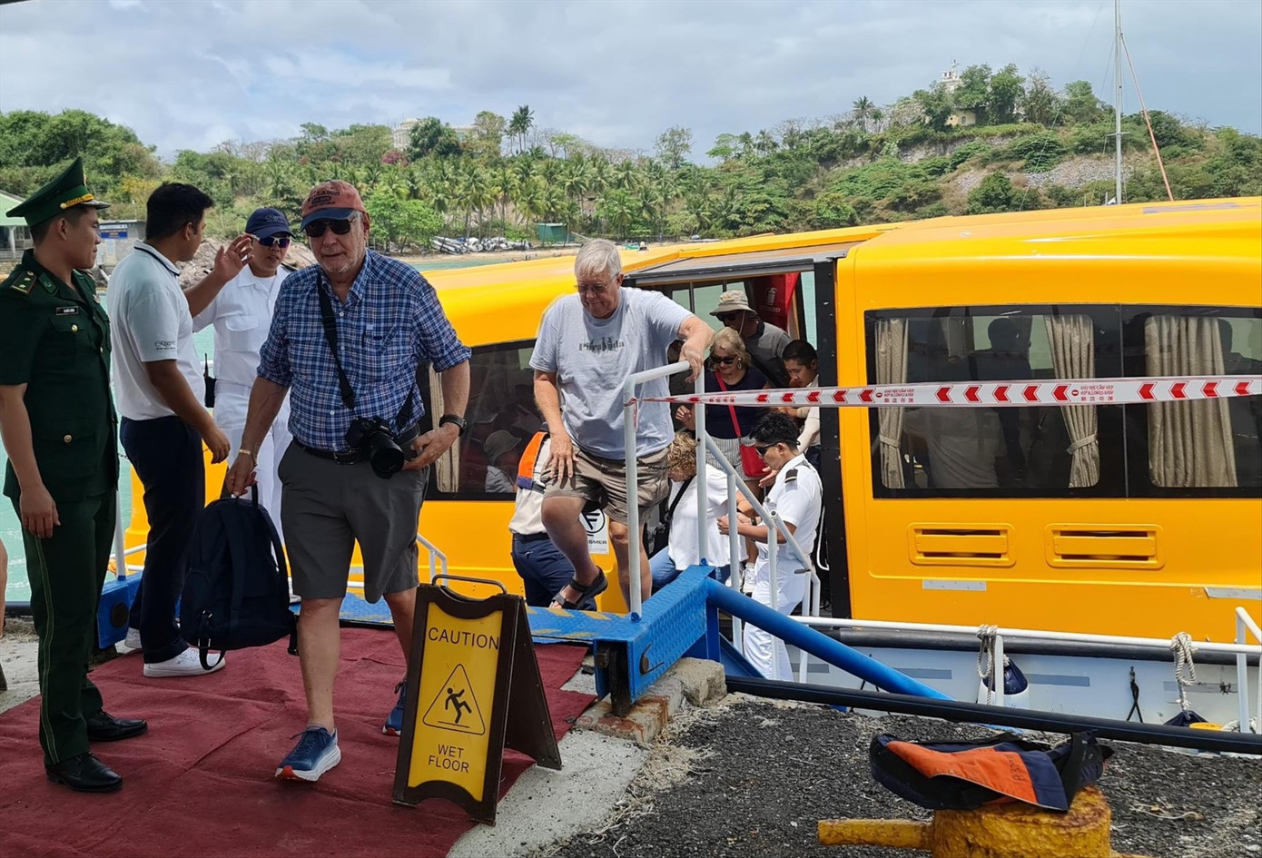Du khách quốc tế rời tàu Seven Seas Explorer lên tham quan Nha Trang ngày 1/3. Ảnh: C.H