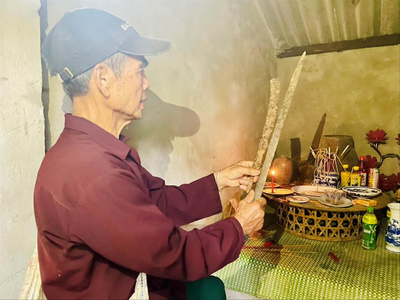 Ông Cung giới thiệu về 2 thanh kiếm cổ.