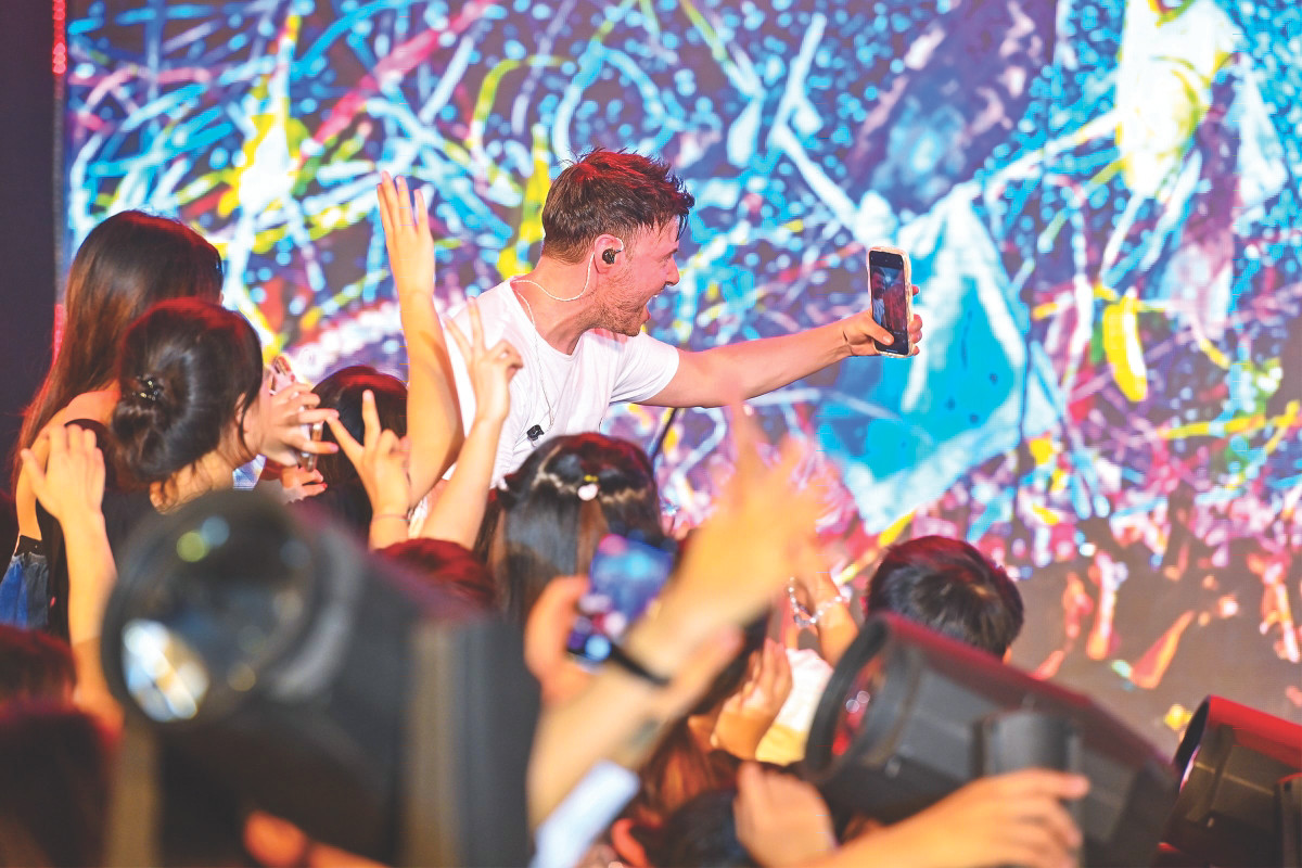 Nhóm nhạc biểu diễn tại một chương trình ở Việt Nam nhận được nhiều sự ủng hộ của người hâm mộ Việt Nhóm nhạc biểu diễn tại một chương trình ở Việt Nam nhận được nhiều sự ủng hộ của người hâm mộ Việt