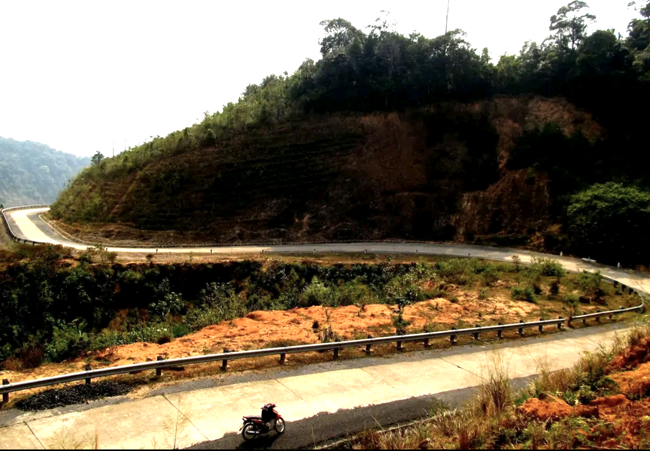 Đường Hồ Chí Minh nhánh Tây đi qua đèo Sa Mù ở huyện Hướng Hóa (Quảng Trị) ở độ cao 1.040 m