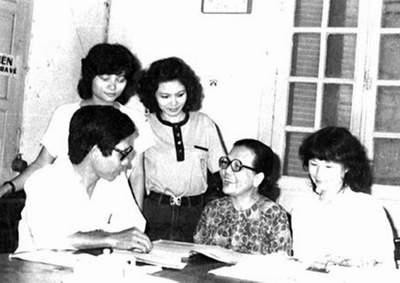 Nghệ sĩ nhân dân Tuyết Mai (đeo kính) cùng đồng nghiệp