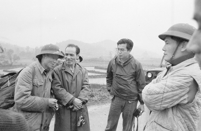 Nhà báo Takano (giữa) trên đường vào thị xã Lạng Sơn tháng 3/1979. Ảnh: tư liệu