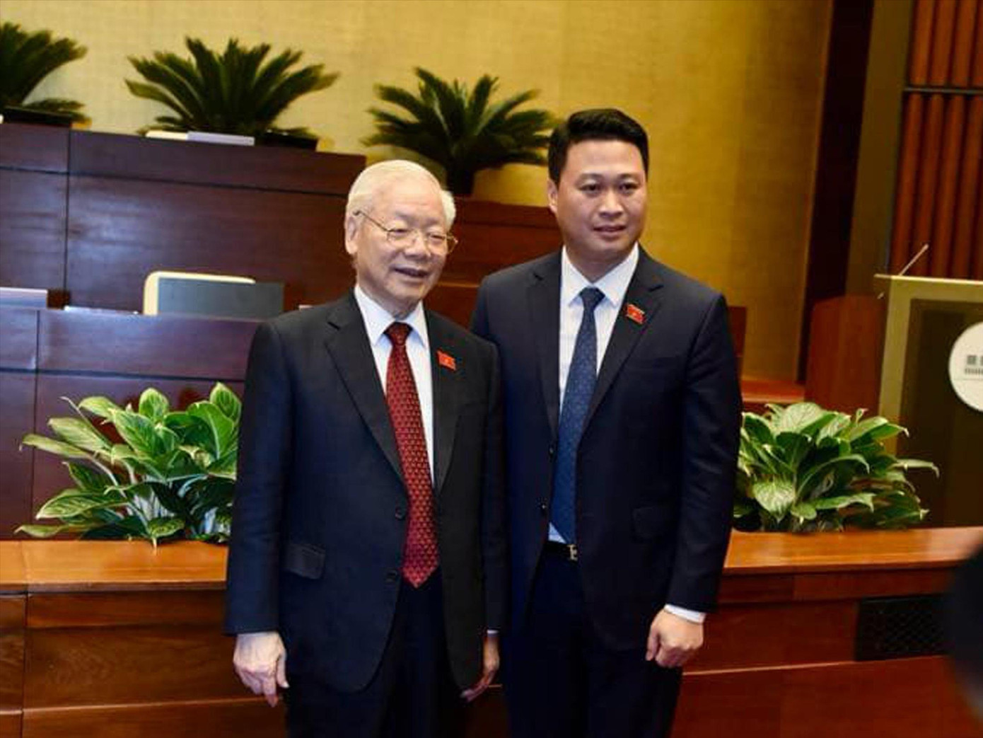 Đại biểu Quốc hội Hà Đức Minh được chụp ảnh cùng Tổng Bí thư Nguyễn Phú Trọng Ảnh: NVCC