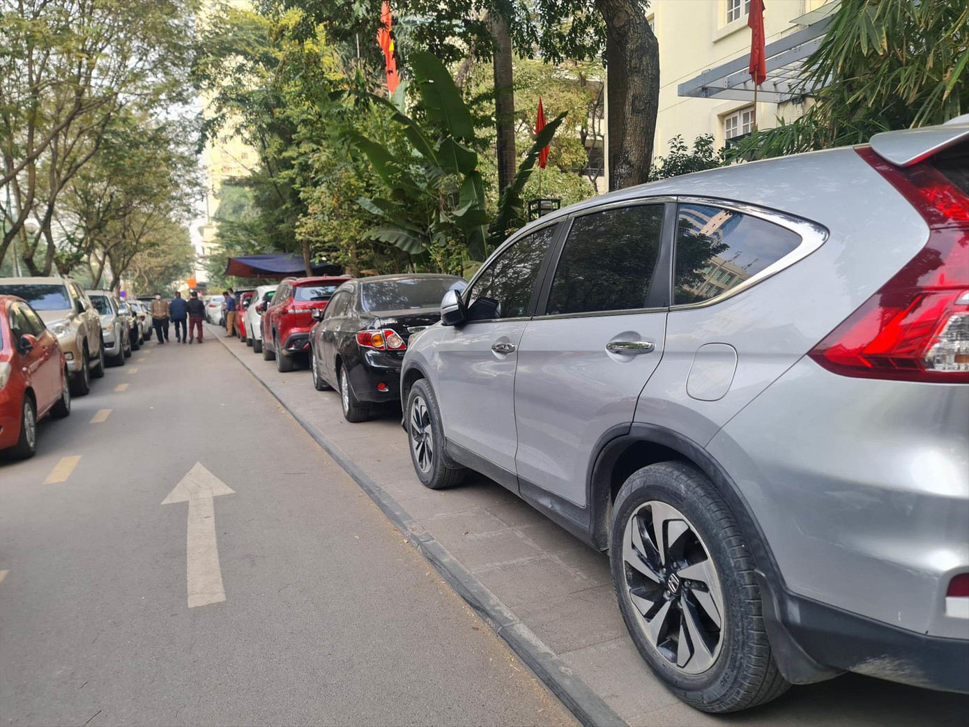 Bức bí chỗ đỗ ô tô, đâu là giải pháp Bức bí chỗ đỗ ô tô, đâu là giải pháp