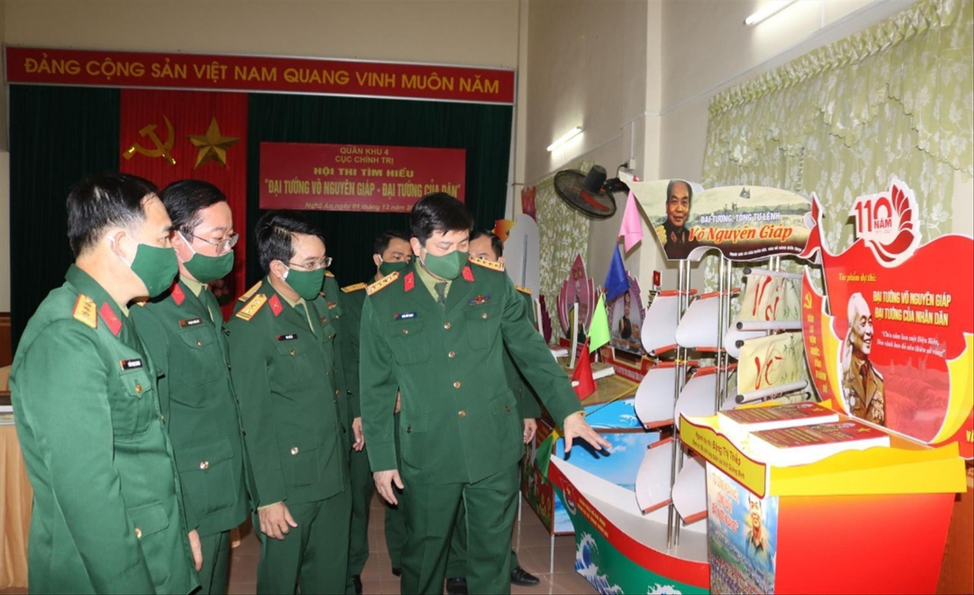 Lãnh đạo Cục Chính trị Quân khu 4 kiểm tra cụm bài thi của tuổi trẻ Quân khu trước khi gửi đi dự thi cấp toàn quốc