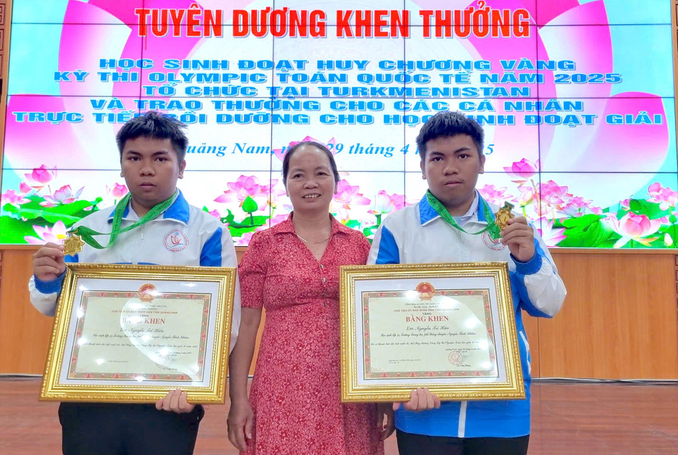 Trí Hiền, Trí Hậu hạnh phúc trong vòng tay mẹ sau khi “gặt vàng” trở về từ cuộc thi Toán học quốc tế