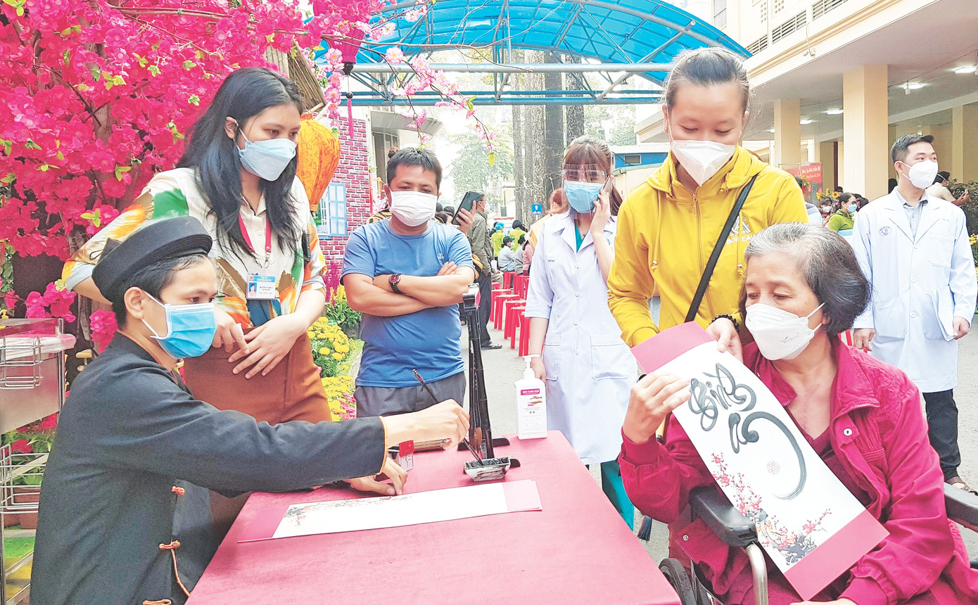 Nhiều năm qua, Bệnh viện Chợ Rẫy đã tổ chức đường hoa giúp bệnh nhân và nhân viên y tế có được không gian vui xuân, đón Tết ảnh: Vân Sơn Nhiều năm qua, Bệnh viện Chợ Rẫy đã tổ chức đường hoa giúp bệnh nhân và nhân viên y tế có được không gian vui xuân, đón Tết ảnh: Vân Sơn