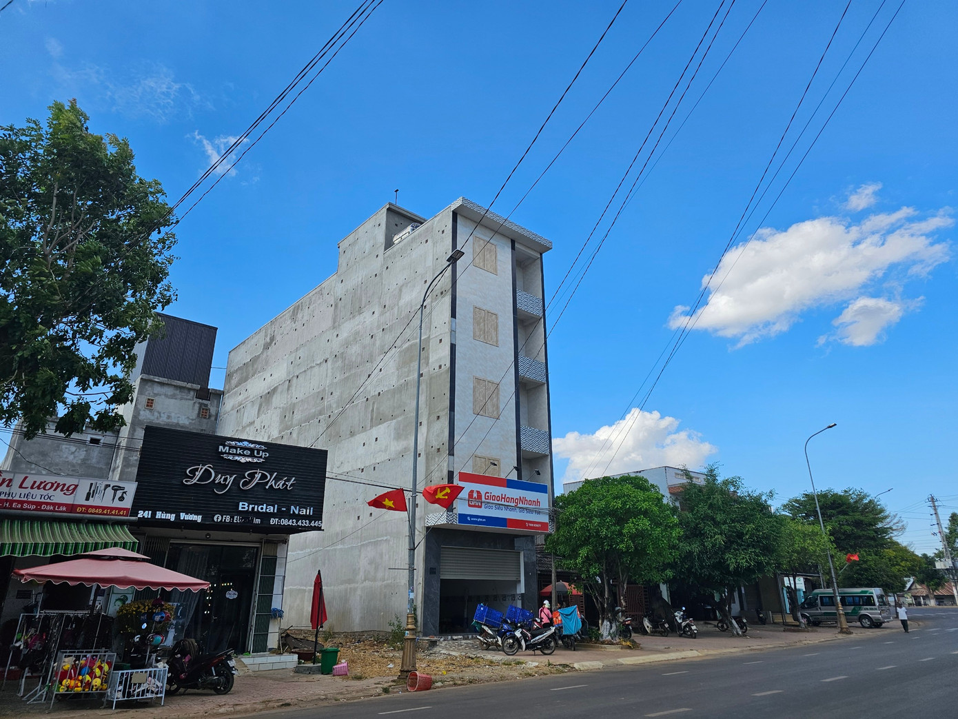 Nhan nhản công trình nhà ở nhưng phía trên là nhà yến tại trung tâm huyện Ea Súp