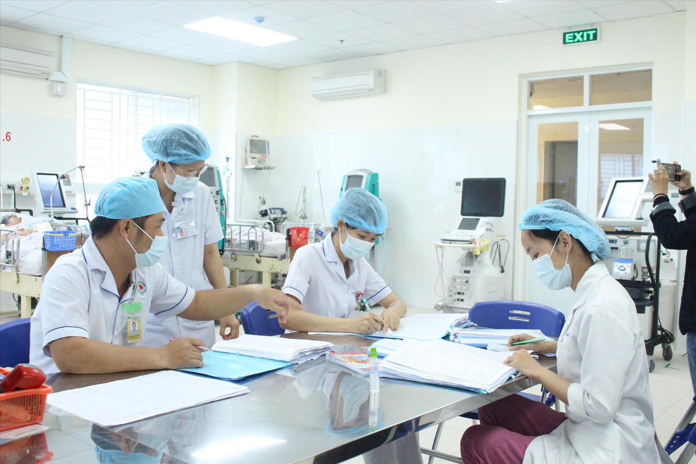 Nhân viên y tế đang phấn khởi với cơ chế cải cách tiền lương, tuy nhiên trên thực tế nhiều khoản thu nhập tăng thêm sẽ bị cắt giảm. Ảnh: Vân Sơn