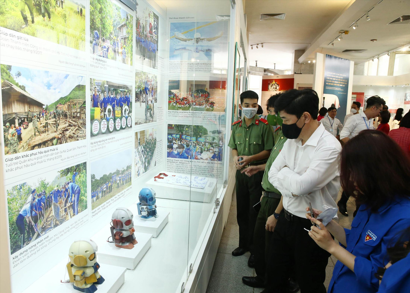 Nhiều tư liệu, hiện vật thể hiện thành tựu của thế hệ trẻ Việt Nam. Ảnh: Bảo Hân Nhiều tư liệu, hiện vật thể hiện thành tựu của thế hệ trẻ Việt Nam. Ảnh: Bảo Hân