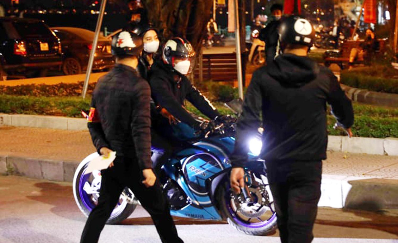 Kiểm tra người đi xe máy độ pô Kiểm tra người đi xe máy độ pô