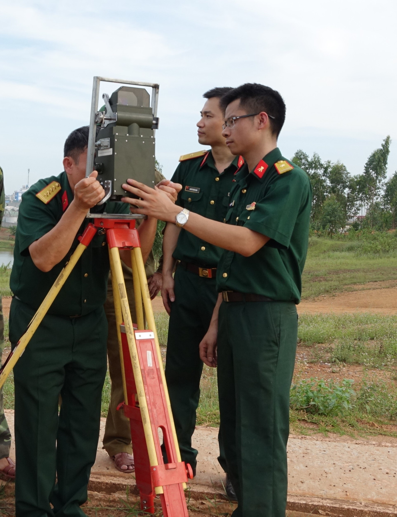 Phạm Đình Quý (thứ nhất bên phải) cùng cộng sự thử nghiệm kính trưởng xe hỗn hợp ngày đêm cho xe BMP-1. Phạm Đình Quý (thứ nhất bên phải) cùng cộng sự thử nghiệm kính trưởng xe hỗn hợp ngày đêm cho xe BMP-1.