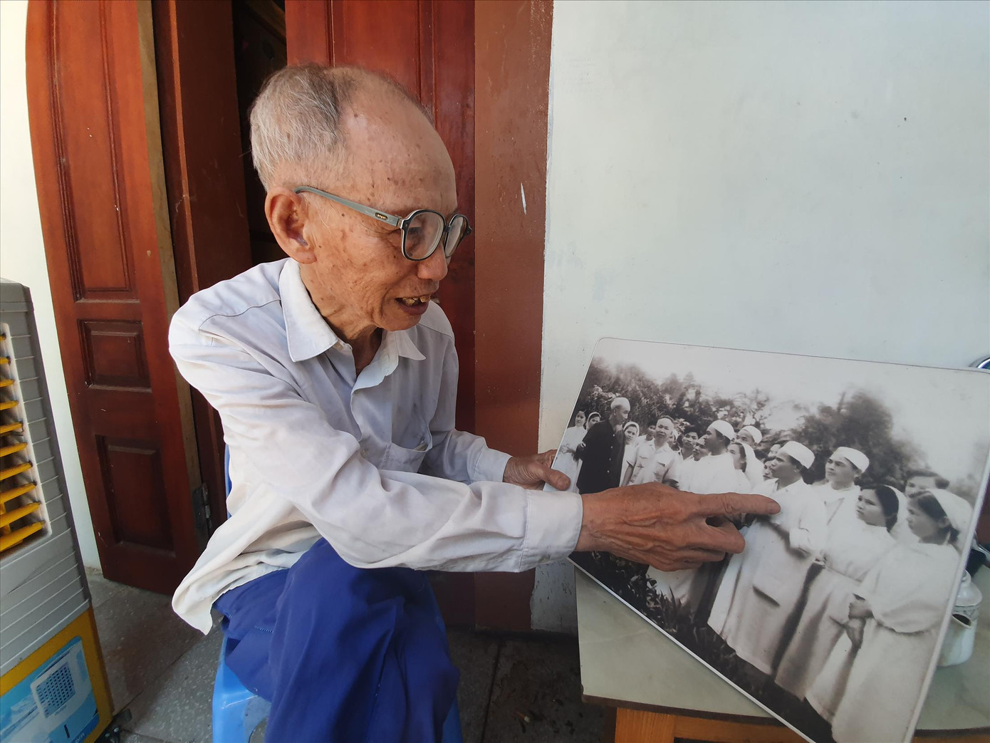 Ông Nguyễn Hữu Kim chỉ từng người trong Bệnh xá Vân Đình khi đó được đón Bác Hồ về thăm