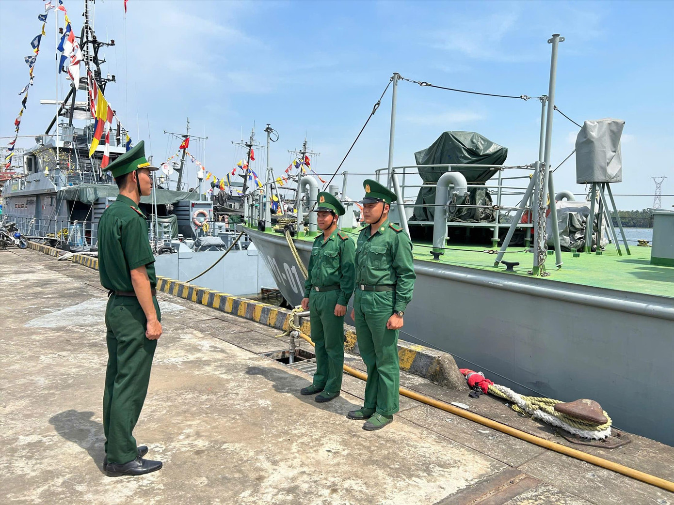 Thiếu úy Trần Văn Tân (bên trái) - Phó Thuyền trưởng Tàu BP 28.01.62 thuộc Hải đội 1, Hải đoàn Biên phòng 28 phổ biến nhiệm vụ canh trực Tết cho chiến sĩ của tàu Thiếu úy Trần Văn Tân (bên trái) - Phó Thuyền trưởng Tàu BP 28.01.62 thuộc Hải đội 1, Hải đoàn Biên phòng 28 phổ biến nhiệm vụ canh trực Tết cho chiến sĩ của tàu