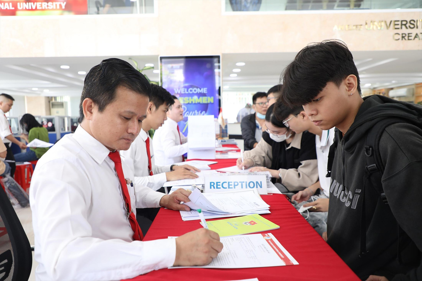 Học phí đầu năm học đang là gánh nặng của nhiều sinh viên khó khăn ảnh minh họa: Nguyễn Dũng Học phí đầu năm học đang là gánh nặng của nhiều sinh viên khó khăn ảnh minh họa: Nguyễn Dũng