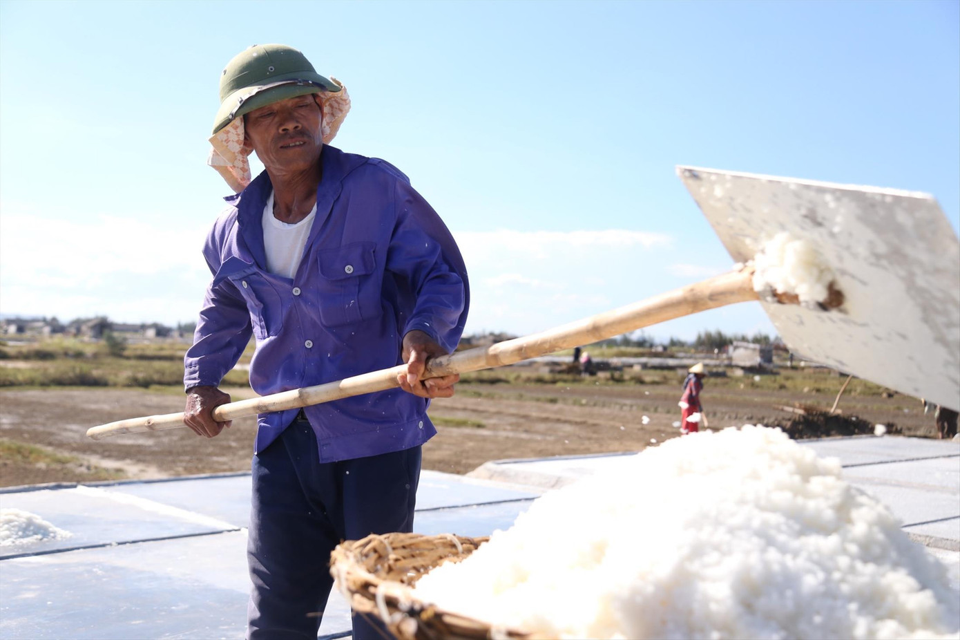 Ông Đào Văn Hồng thu hoạch muối giữa nắng nóng như đổ lửa Ông Đào Văn Hồng thu hoạch muối giữa nắng nóng như đổ lửa