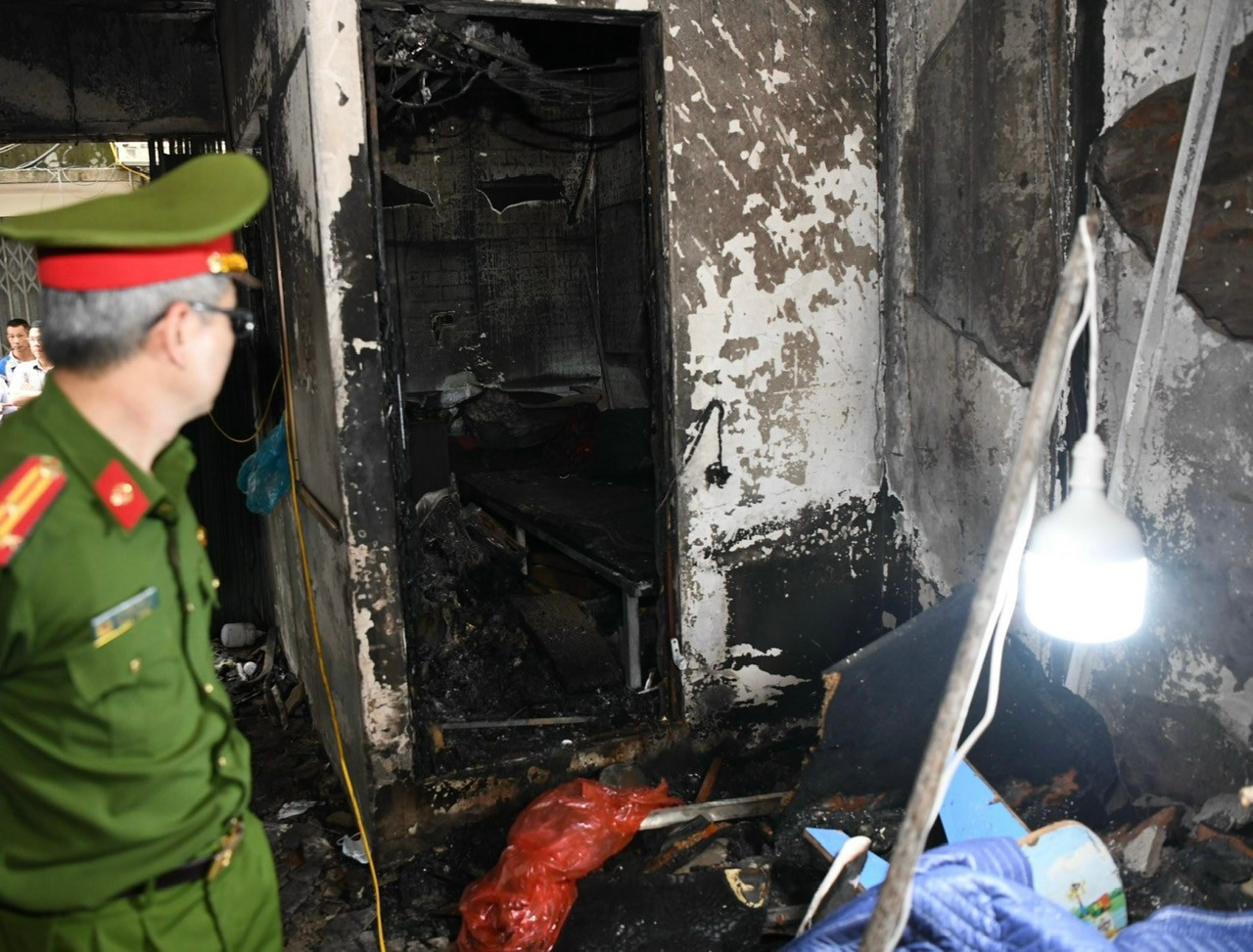 Hiện trường vụ cháy chung cư mini tại Khương Đình, Hà Nội. Ảnh: Như Ý