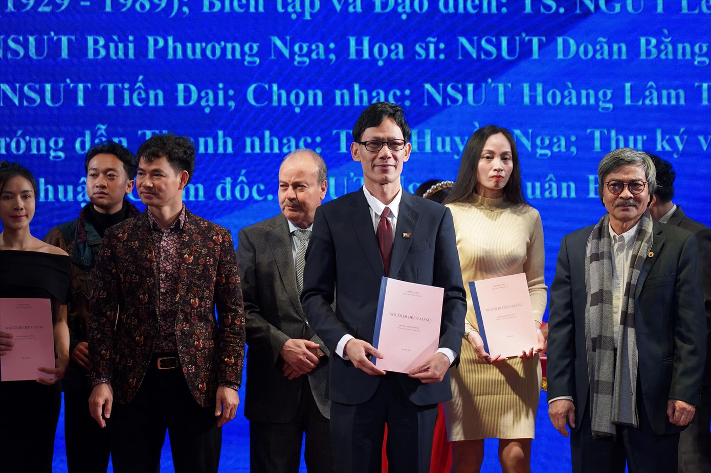 Nghệ sĩ Minh Hải (thứ ba bìa phải) được chọn thể hiện hình tượng Bác trong vở Người đi dép cao su.