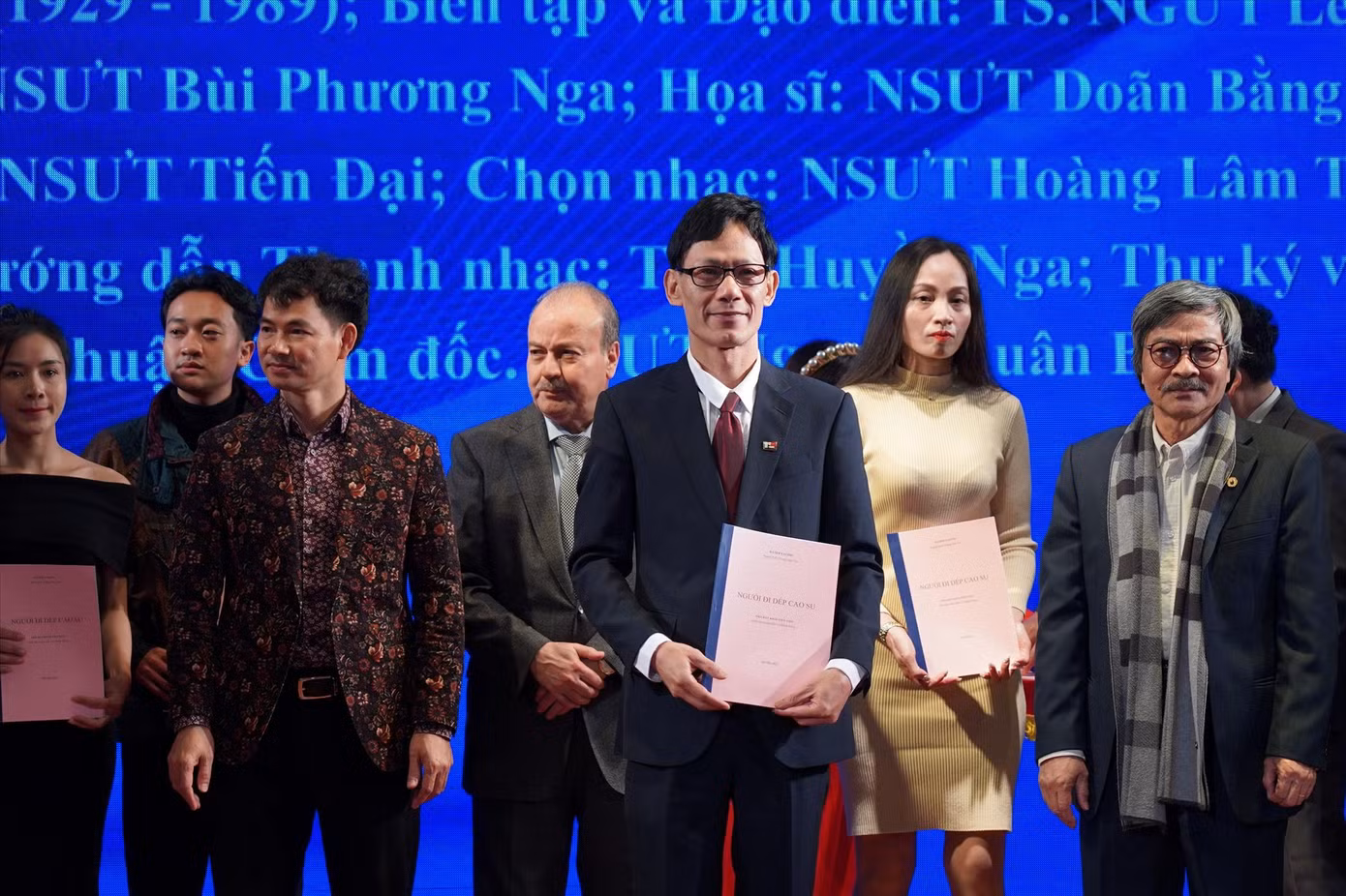 Nghệ sĩ Minh Hải (thứ ba bìa phải) được chọn thể hiện hình tượng Bác trong vở Người đi dép cao su.