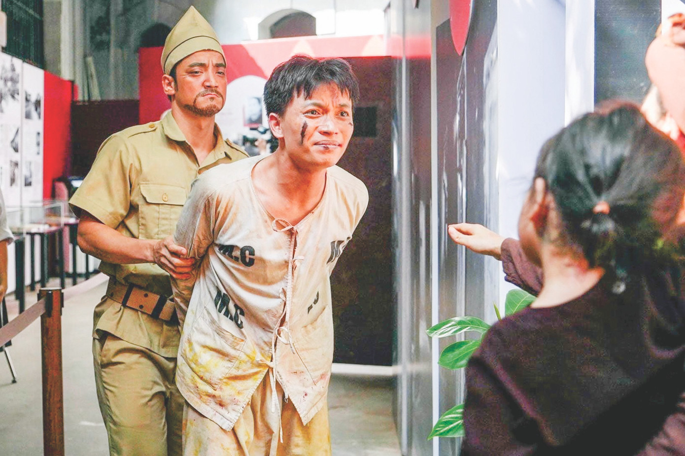 "Đêm thiêng liêng" tái hiện sự tàn ác của nhà tù thực dân.