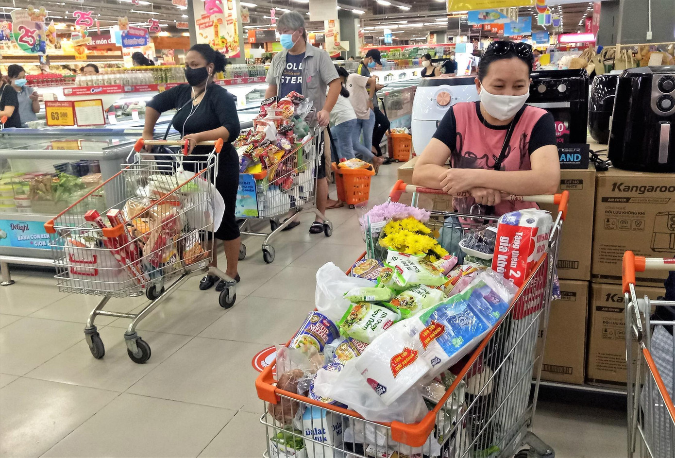 Người dân đổ xô đi siêu thị mua hàng dự trữ. Những xe hàng đầy ắp xếp hàng chờ thanh toán tại siêu thị Coop Xtra (quận 7) Người dân đổ xô đi siêu thị mua hàng dự trữ. Những xe hàng đầy ắp xếp hàng chờ thanh toán tại siêu thị Coop Xtra (quận 7)