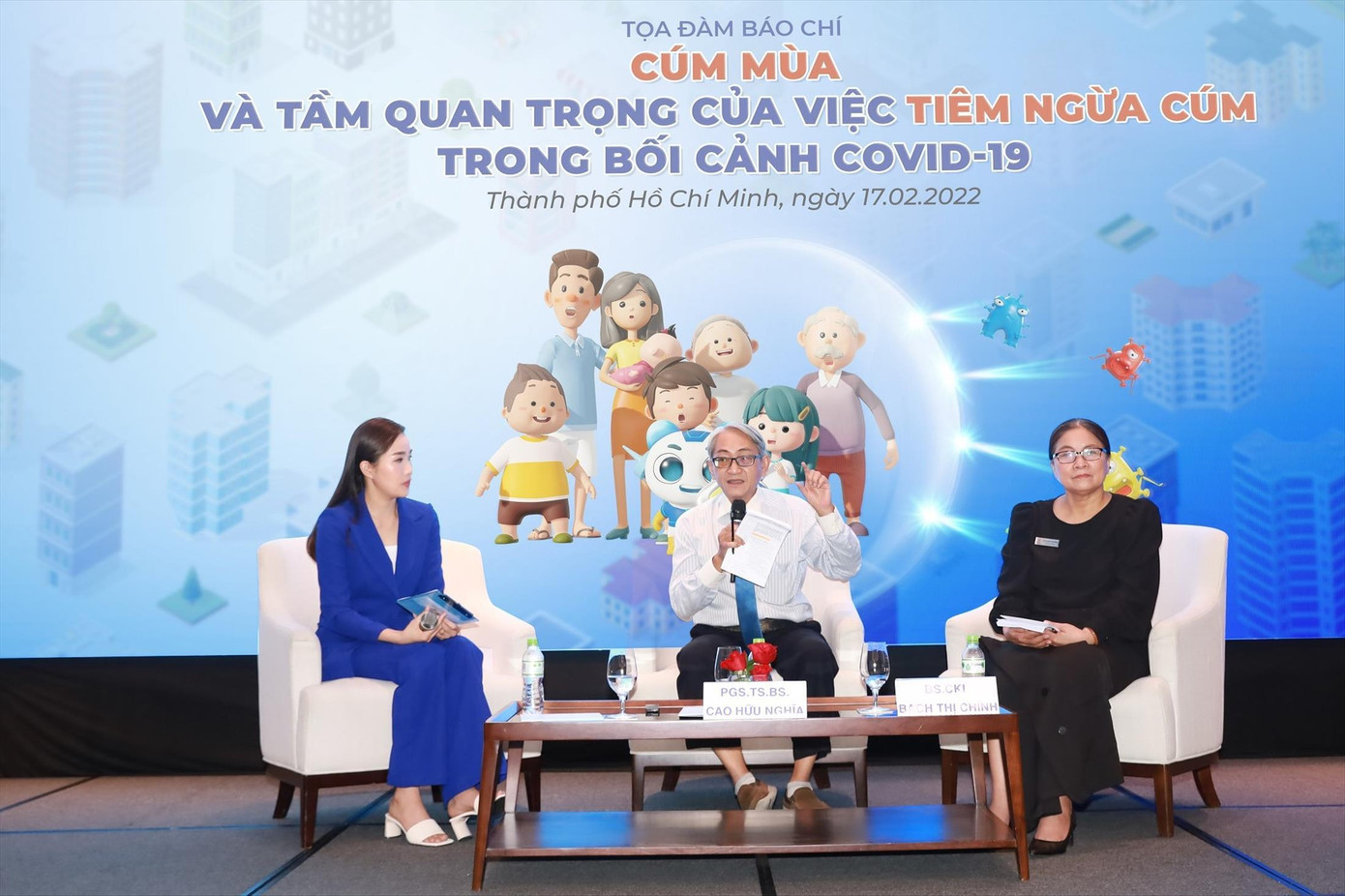 PGS Cao Hữu Nghĩa (ngồi giữa) chia sẻ về sự nguy hiểm của cúm mùa