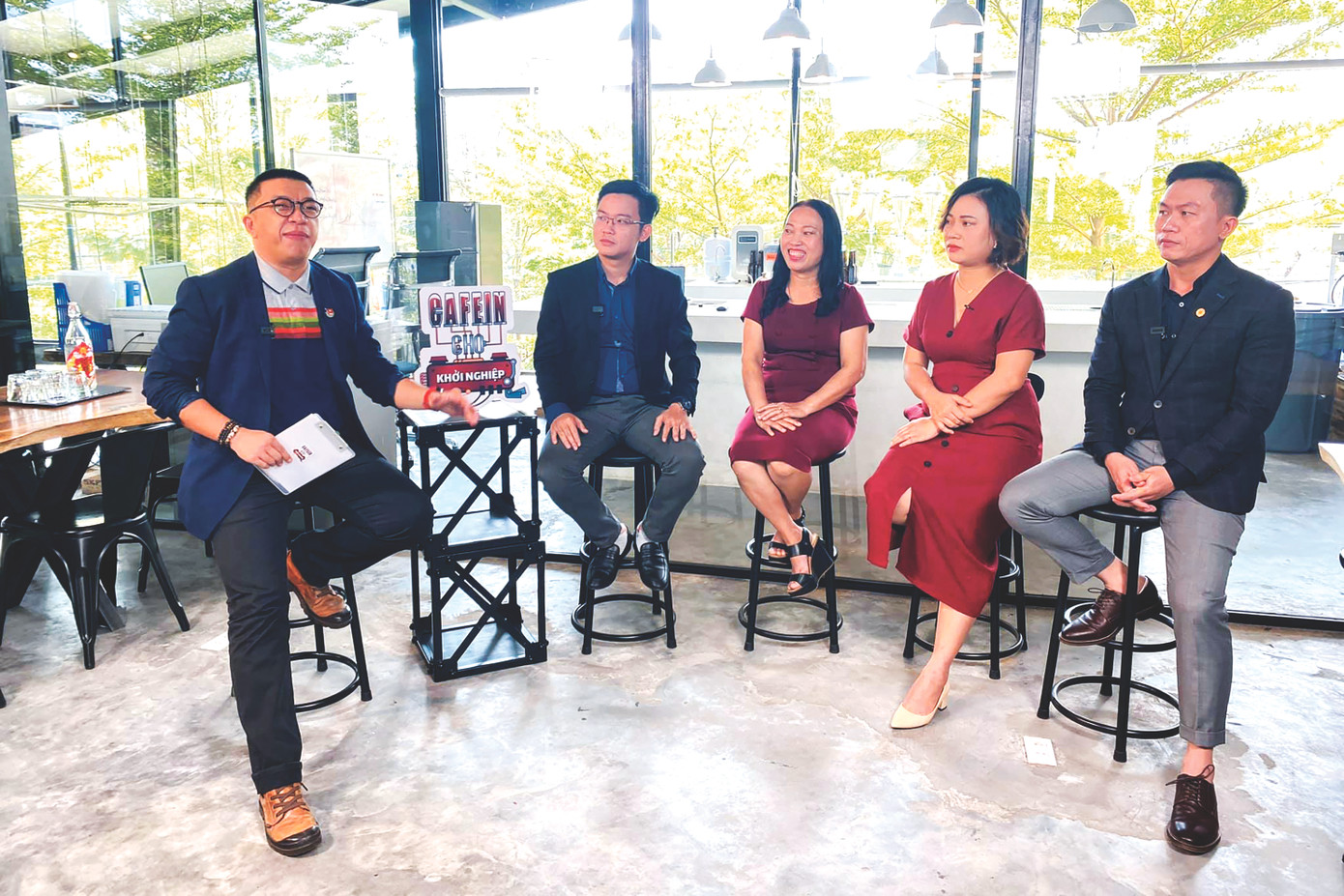 Anh Nguyễn Văn Minh Đức (thứ 2 từ trái sang) là một trong những diễn giả của chuỗi talkshow Cafein cho khởi nghiệp Đà Nẵng do Thành Đoàn phối hợp với DNES tổ chức Anh Nguyễn Văn Minh Đức (thứ 2 từ trái sang) là một trong những diễn giả của chuỗi talkshow Cafein cho khởi nghiệp Đà Nẵng do Thành Đoàn phối hợp với DNES tổ chức