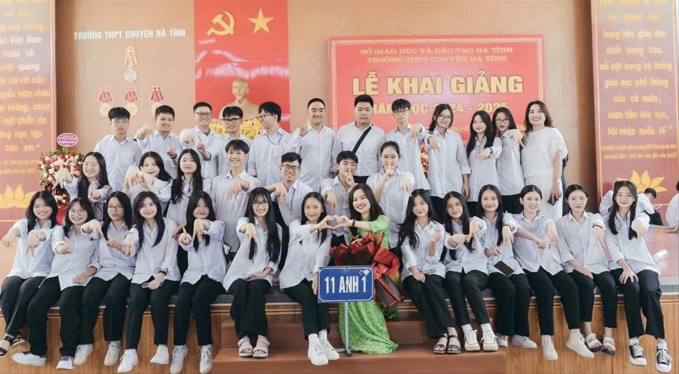 Cô trò lớp 11 Anh 1, Trường THPT Chuyên Hà Tĩnh Cô trò lớp 11 Anh 1, Trường THPT Chuyên Hà Tĩnh