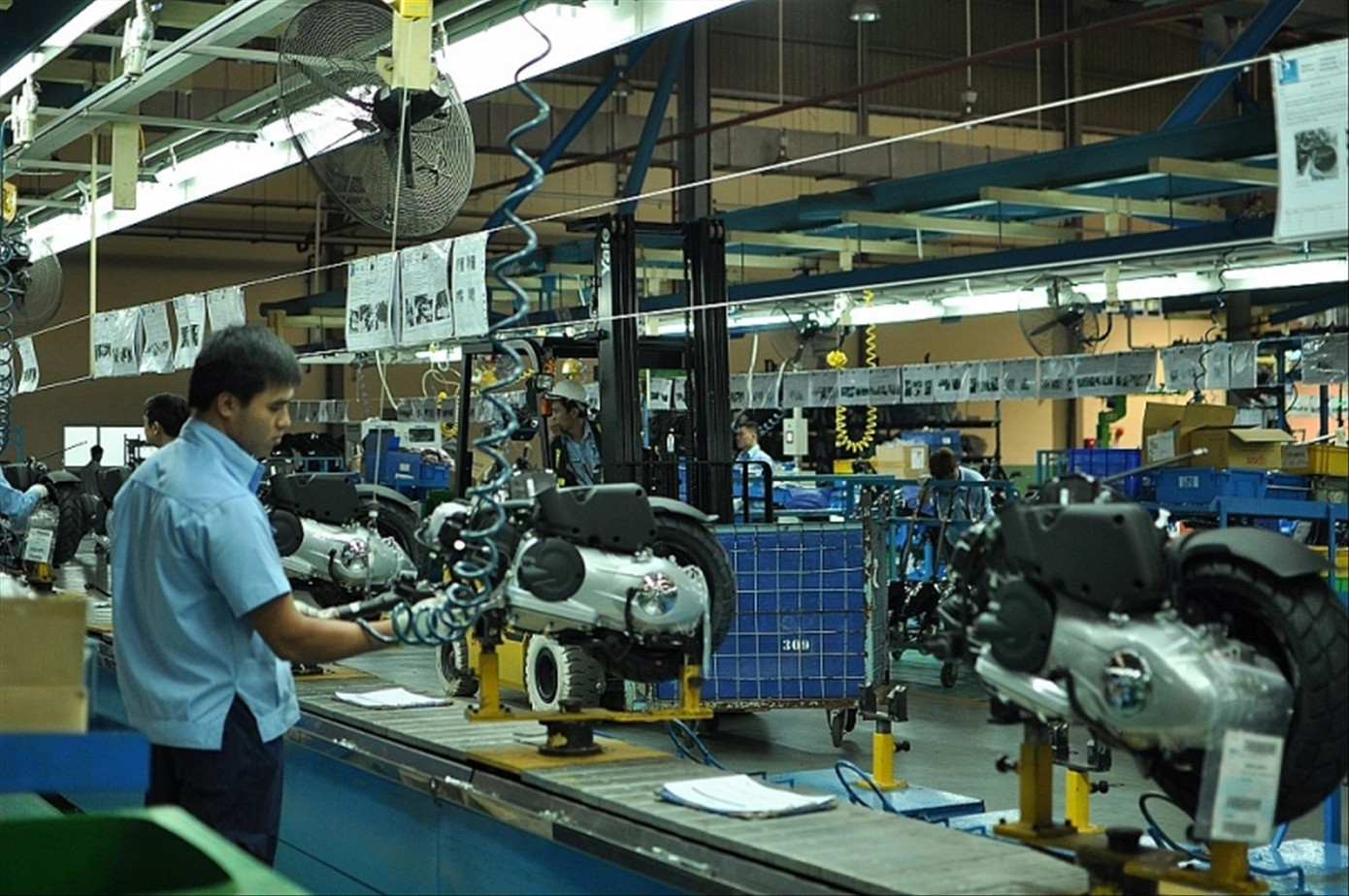Công nhân lắp ráp xe tại Nhà máy Piaggio Việt Nam, thuộc KCN Bình Xuyên, tỉnh Vĩnh Phúc