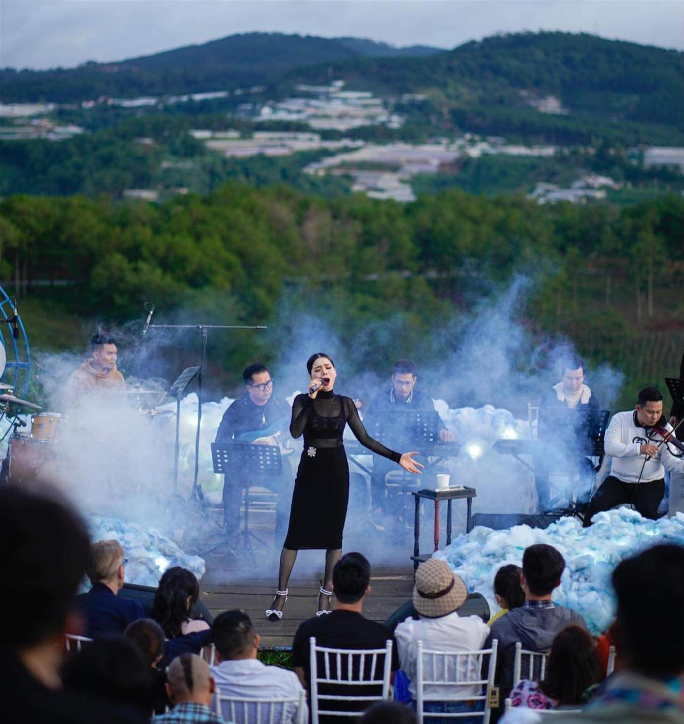 Ca sỹ Lệ Quyên tại sân khấu Chiều nhạc trên Mây