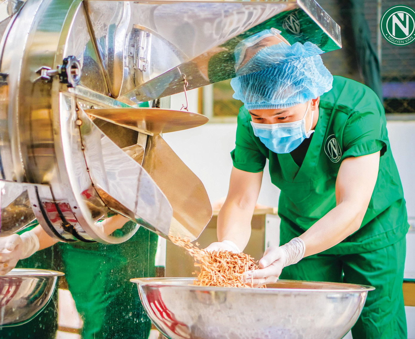 Anh Sơn kiểm tra sản phẩm trà mãng cầu