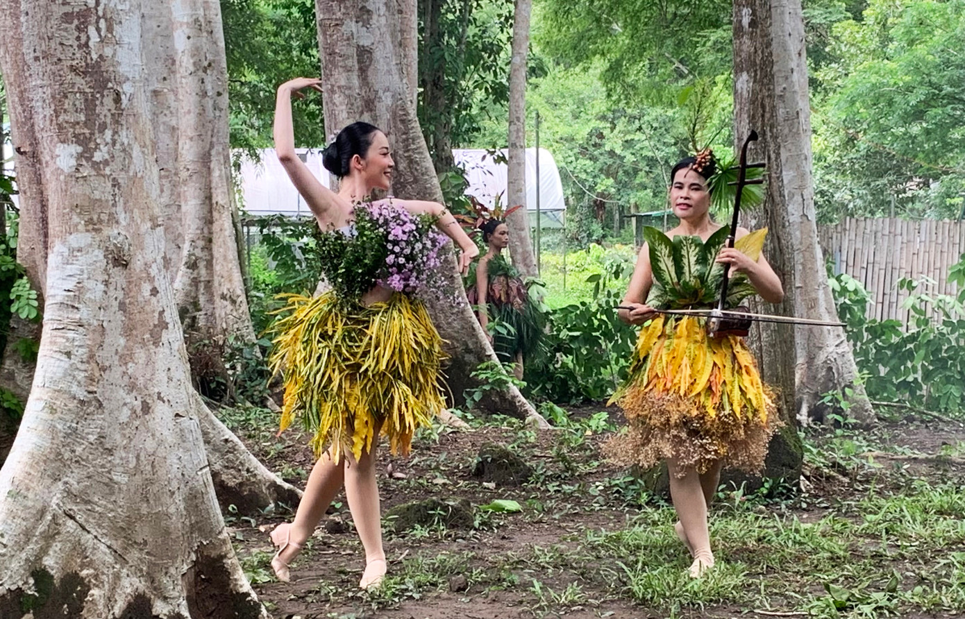 Hai nghệ sĩ ưu tú tham gia buổi biểu diễn thời trang ở VQG Cát Tiên.