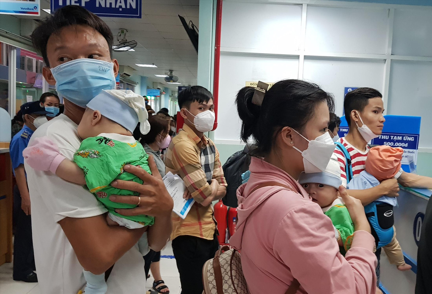 Thiếu vắc xin khiến nhiều phụ huynh lo lắng cho sức khỏe của con em mình ảnh: Vân Sơn